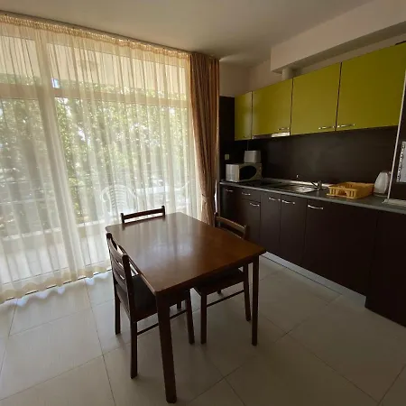 Kamelia Grand Apartments * サニービーチ